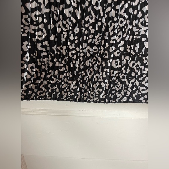 NWT Sincerely Jules, Black and White Patterned Skirt, size small - Picture 4 of 5